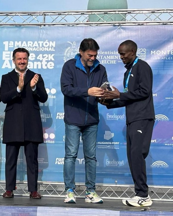 🏃‍♂️✨ Aún seguimos recordando la I Maratón Elche–Alicante.

3.500 corredores y 4.300 dorsales llenaron de energía un recorrido único entre dos ciudades, con miles de personas animando hasta la meta en el Muelle 12.

Un día inolvidable para el deporte en Alicante. 💙