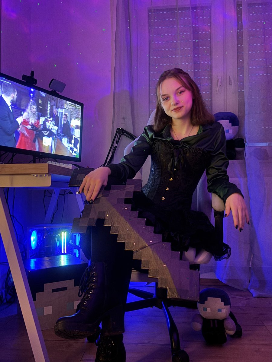 Alwaysonlina tweet media