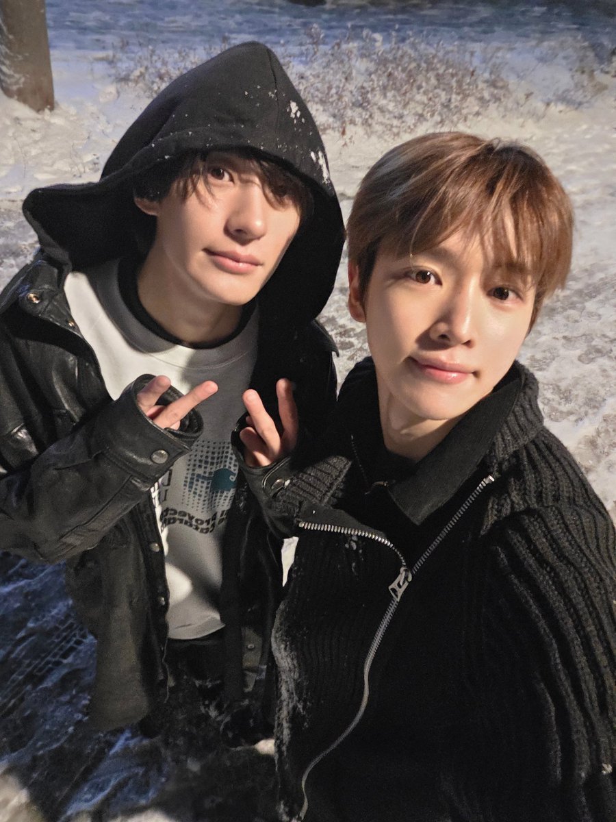 #SUNGCHAN a publié une photo avec Anton sur WeVerse !

"Il neige ㅋㅋ❄️☃️☃️"