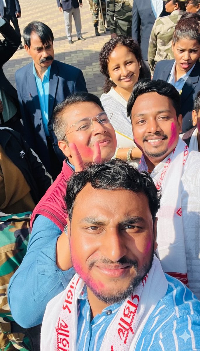 A pleasure and an honor to meet the Honourable CM Hemant Soren Sir 🙏 &amp; MLA Kalpana Soren Mam🙏🔥🔥
आभार अबुआ सरकार 🙏💐
<a href="/HemantSorenJMM/">Hemant Soren</a> <a href="/JMMKalpanaSoren/">Kalpana Murmu Soren</a> <a href="/JharkhandCMO/">Office of Chief Minister, Jharkhand</a> <a href="/JmmJharkhand/">Jharkhand Mukti Morcha</a>
