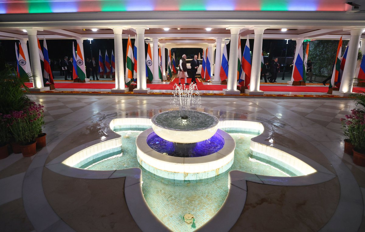narendramodi's tweet image. Welcomed my friend, President Putin to 7, Lok Kalyan Marg.

@KremlinRussia_E