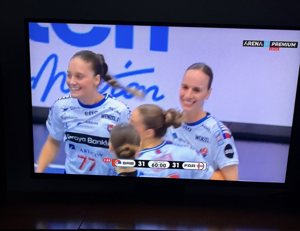 El final de Serbia : Islas Feroe es de lo mas surrealista que he visto últimamente. 
Como perder (empatar) un partido ganado haciendo el tonto…