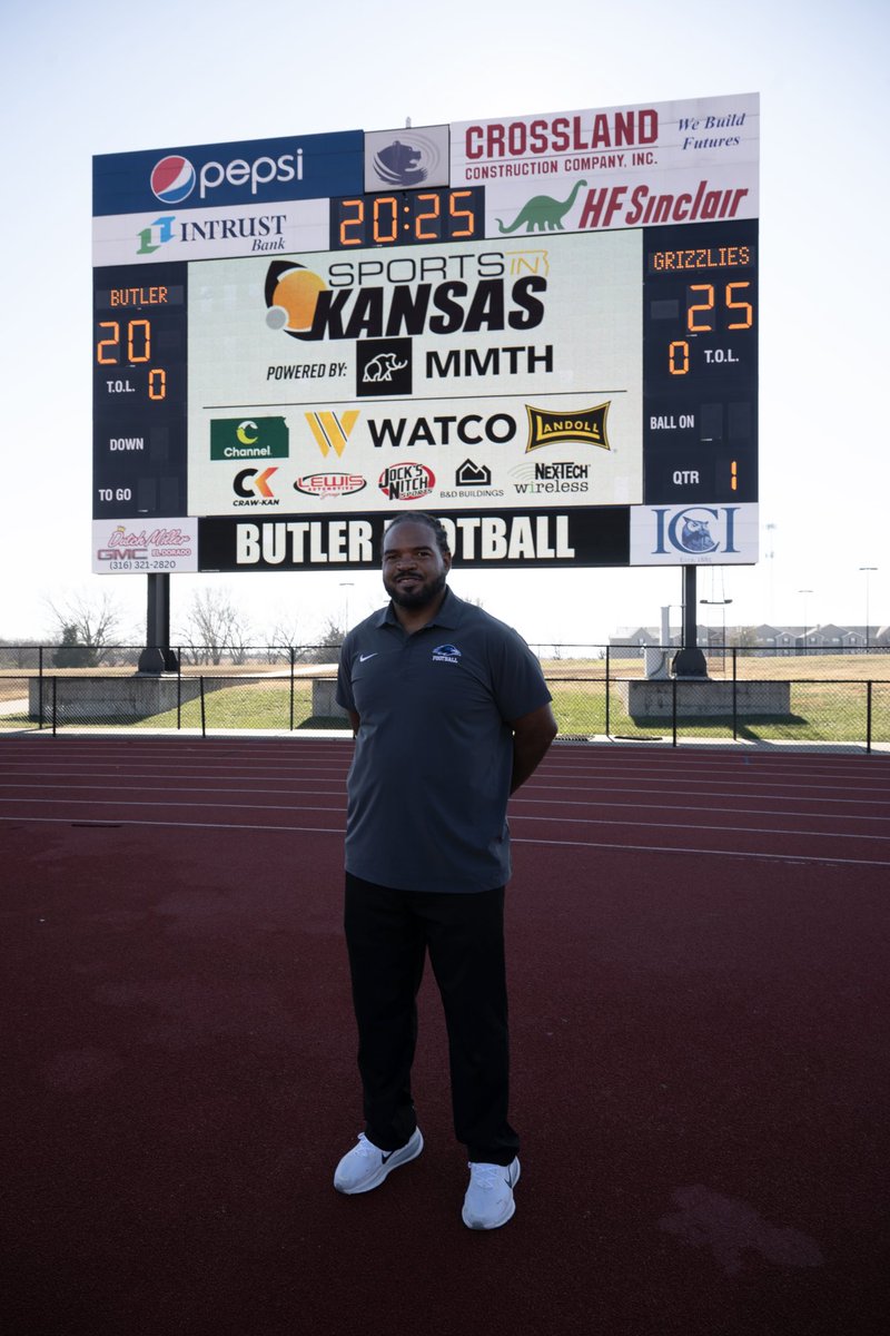 sportsinkansas's tweet image. 🏆 Sports in Kansas 6A 🏈Coach of the Year
Lorne Clark, Olathe Northwest

One of the most impressive coaching jobs in the largest classification this season came from Olathe Northwest, where head coach Lorne Clark led the Ravens to their first ever 6A state championship…