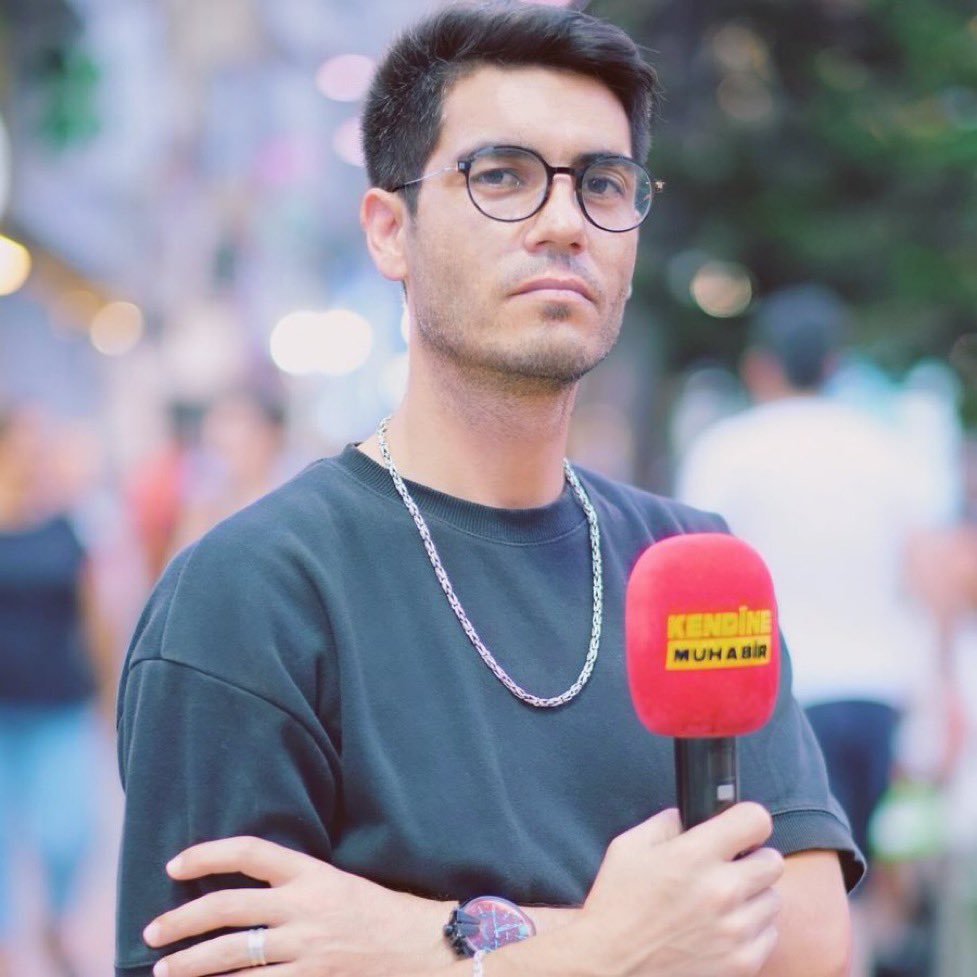 av_06_asgari's tweet image. Kendine Muhabir kanalıyla tanıdığımız gazeteci Hasan Köksoy sadece yaptığı bir röportajdan ötürü Cumhurbaşkanı’na hakaret ve Halkı Kin ve Nefrete Teşvik suçlamasıyla şuan gözaltında nezarette. Yaptığı şey gazetecilik faaliyeti ve halkın düşüncelerini aktarmak. Kendi yaptığı bir…