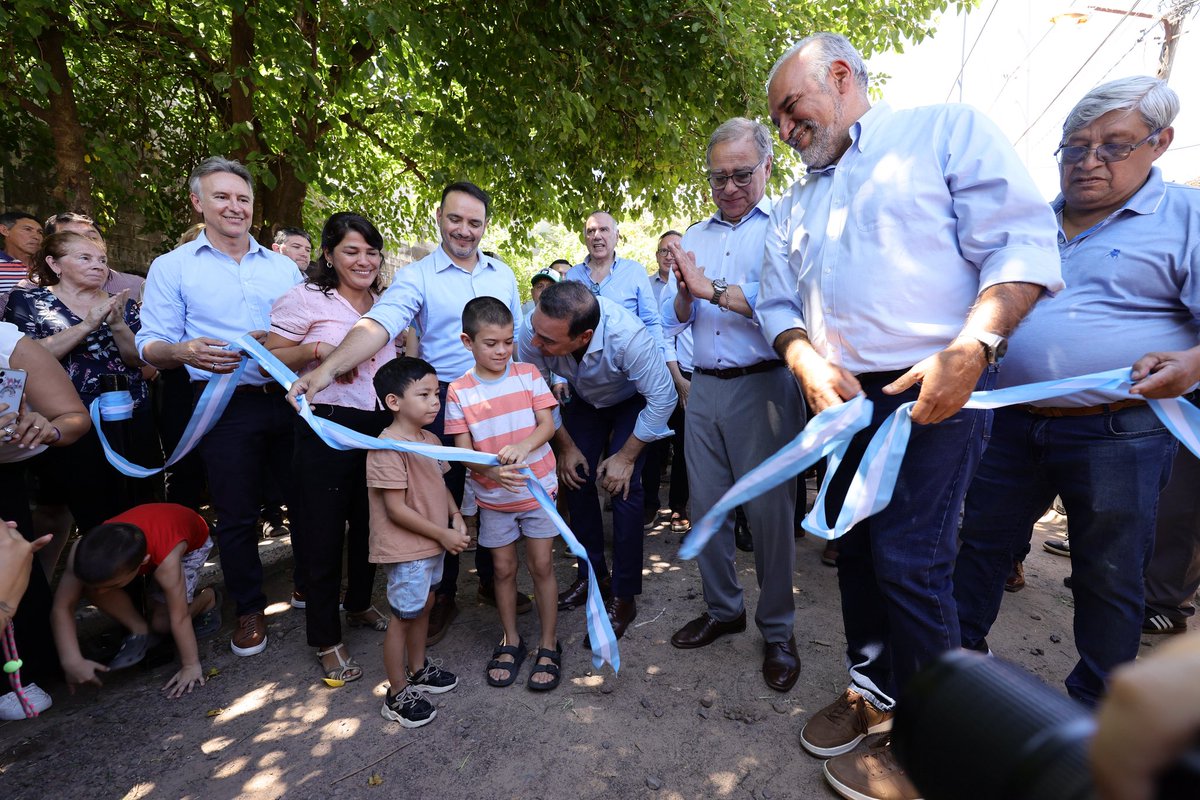 Así se construye una ciudad mejor.👷‍♂️💪🏼
26 cuadras de pavimento en La Chola y 18 de cordón cuneta en barrio Progreso.
Dos obras que impulsan más desarrollo para #Corrientes.