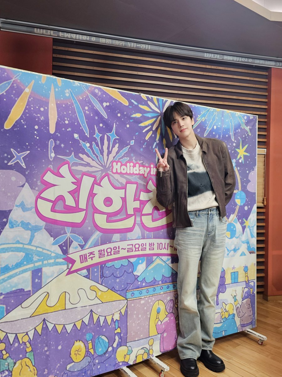 THEBOYZ_officl's tweet photo. [📸] 영훈 Holiday in 친한친구 스페셜 DJ 완료🍞 오늘은 빵디랑 우리끼리 둘만의 시간💕 기다려 준 모두를 위해 단짠 응원도 하고 춤도 춘 빵디👀 그리고 간절히 바란 걸 이루어지게 만들어 주는 빵디 매직까지✨ 알찬 밤이 되었기를 바라요😉

#THEBOYZ #더보이즈
#YOUNGHOON #영훈 https://t.co/20PaLFl8X5