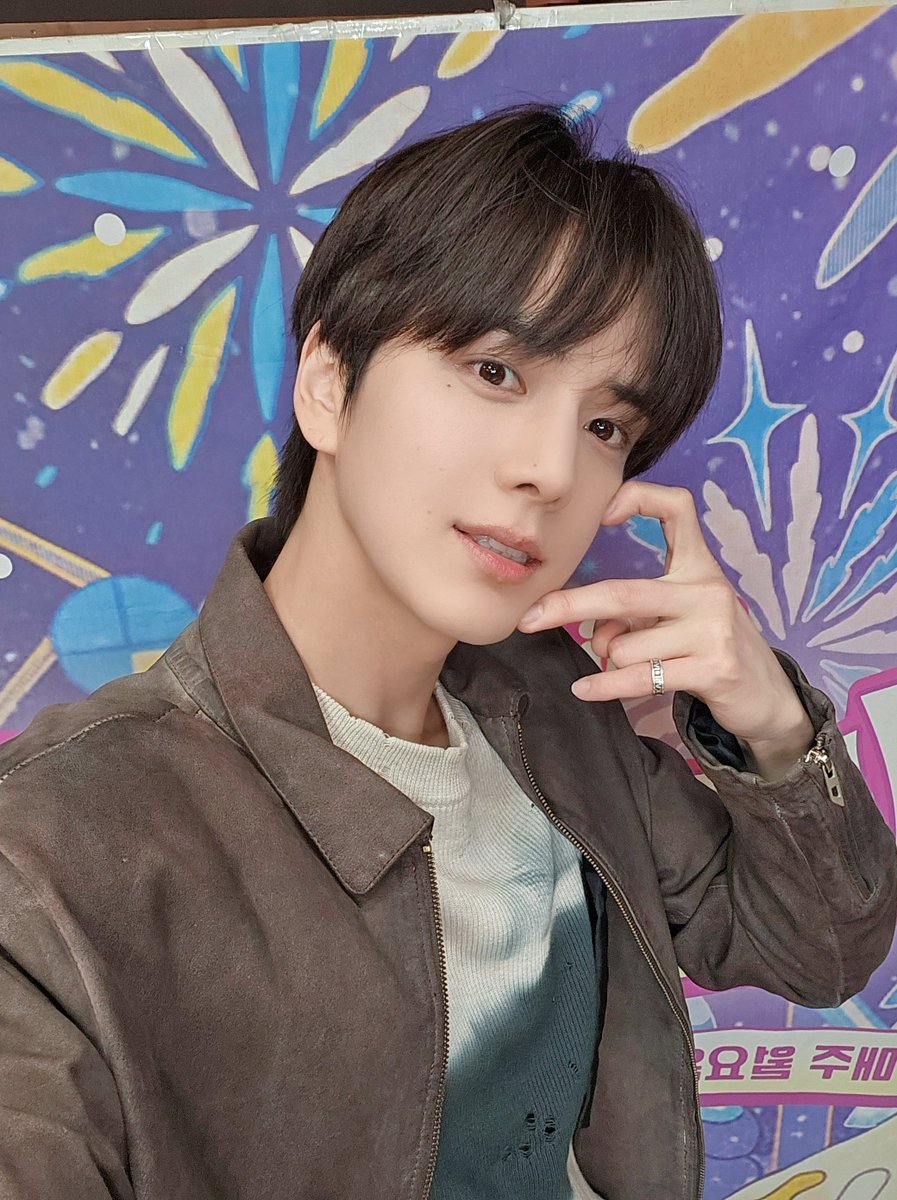 THEBOYZ_officl's tweet photo. [📸] 영훈 Holiday in 친한친구 스페셜 DJ 완료🍞 오늘은 빵디랑 우리끼리 둘만의 시간💕 기다려 준 모두를 위해 단짠 응원도 하고 춤도 춘 빵디👀 그리고 간절히 바란 걸 이루어지게 만들어 주는 빵디 매직까지✨ 알찬 밤이 되었기를 바라요😉

#THEBOYZ #더보이즈
#YOUNGHOON #영훈 https://t.co/20PaLFl8X5