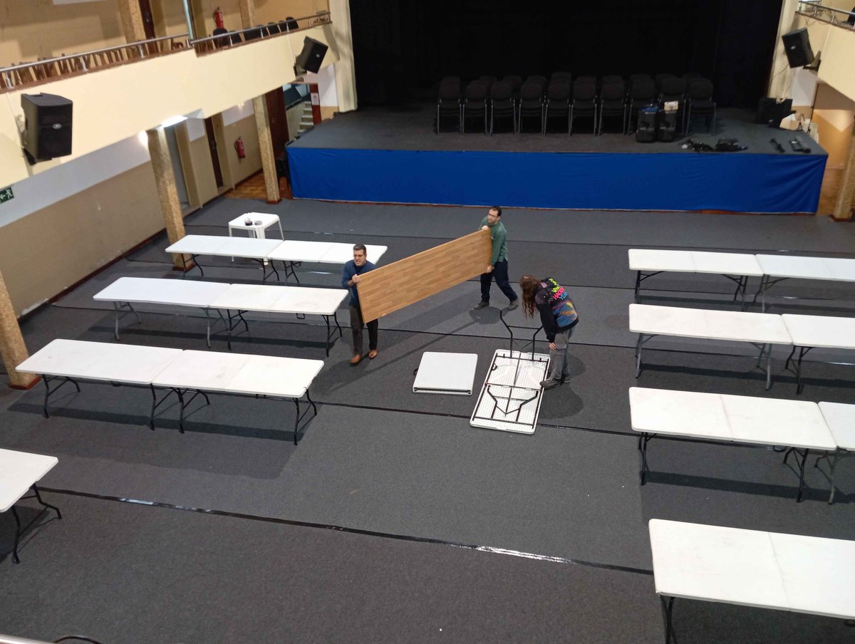 Laying carpets, setting tables, moving chairs, laying cables, plugging computers. Build up is starting for Inércia 2025.