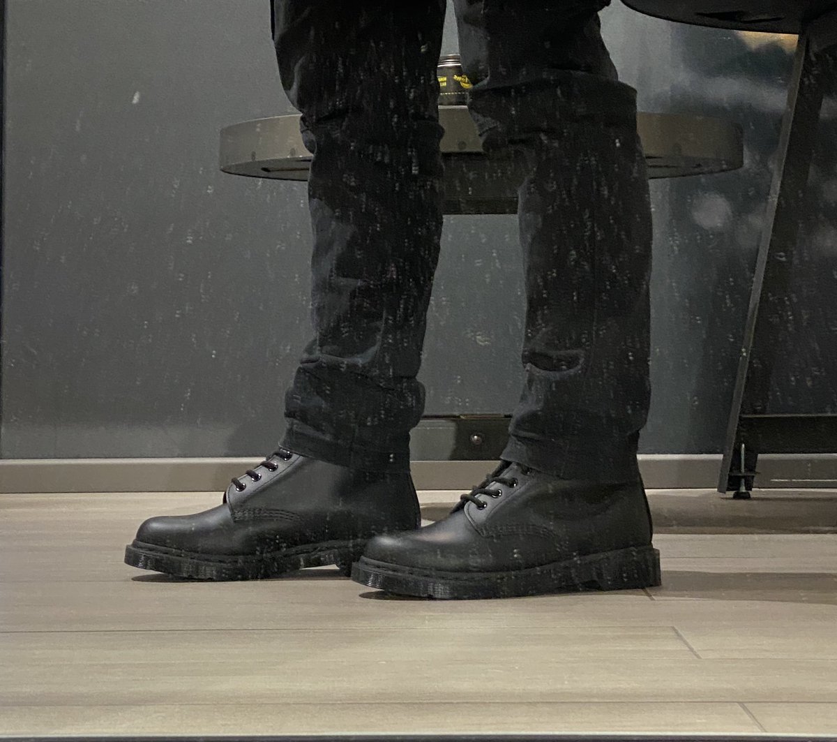 master_ale__'s tweet image. Questa è l’altezza da cui si osserva chi comanda davvero.
Prepara la lingua per pulire i miei anfibi schiavo 😵‍💫👅