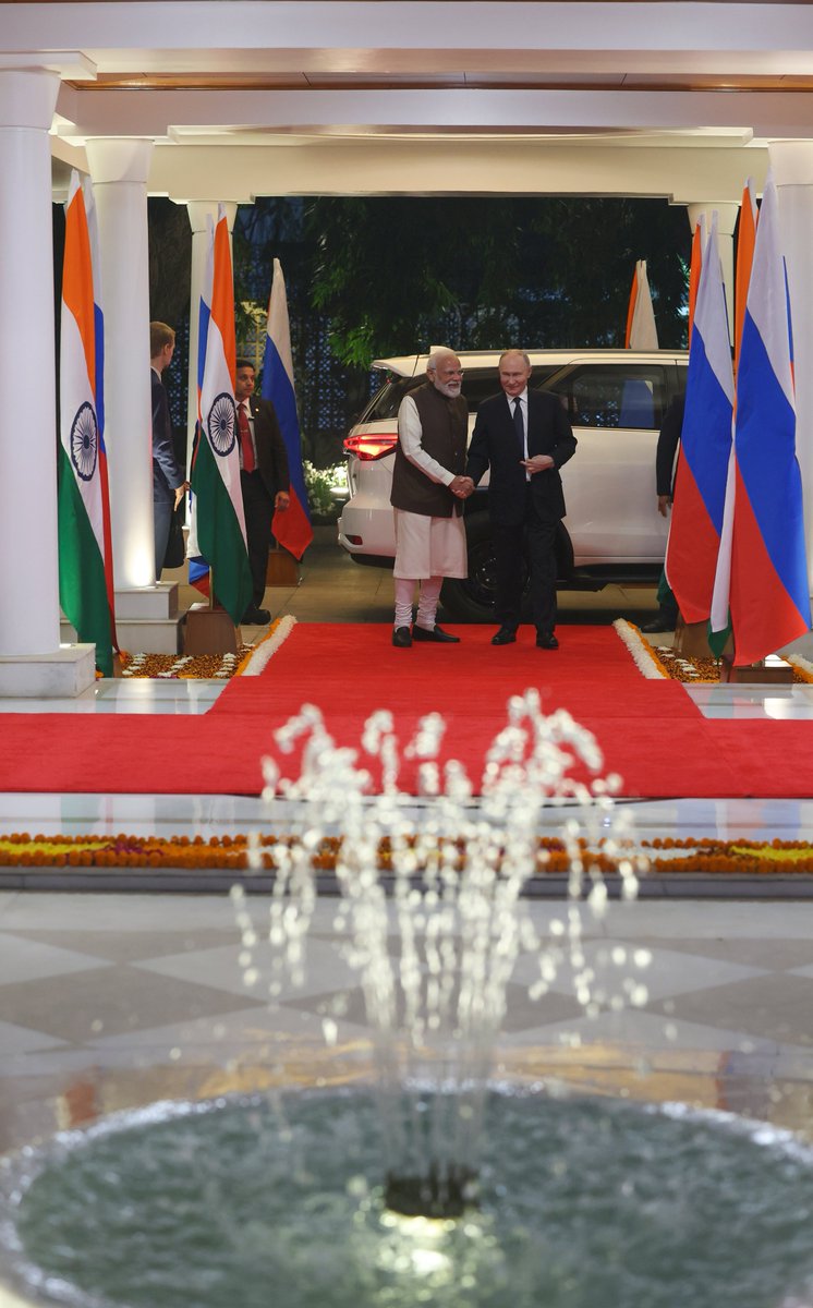 narendramodi's tweet image. Welcomed my friend, President Putin to 7, Lok Kalyan Marg.

@KremlinRussia_E