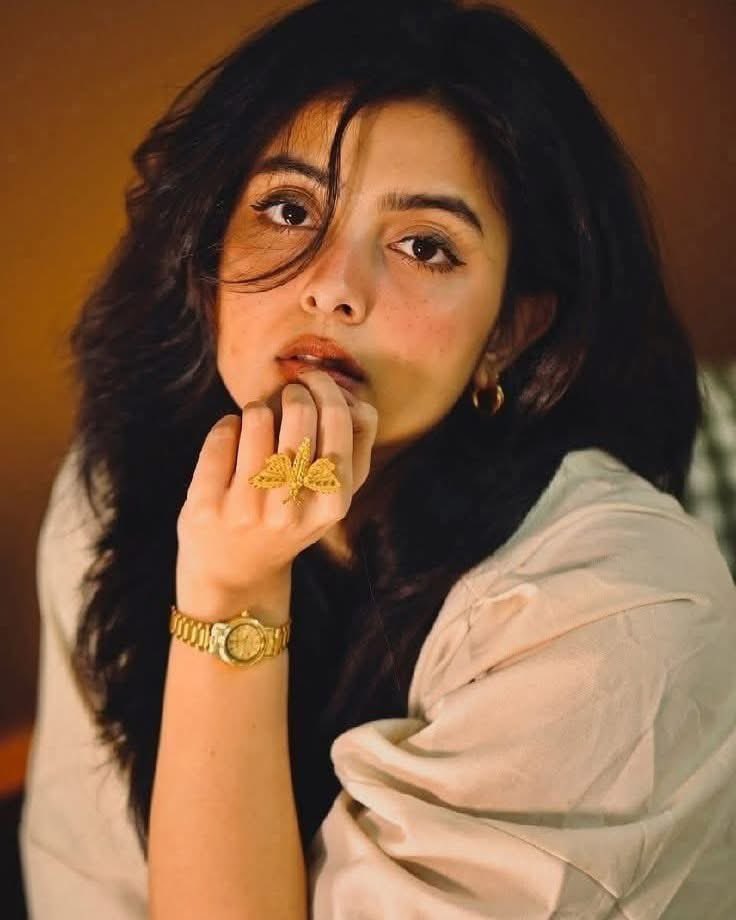 تیری ان گہری آنکھوں میں ہے اک نئی داستان
اس نگاہوں پہ تو اب دل ہمارا قربان ہے

تیرے ہاتھوں میں یہ دلکش سنہری تتلی انگوٹھی
یہی تیری بے مثال ادا اور یہی تیری شان

#انتخاب_محسن #اردو_زبان