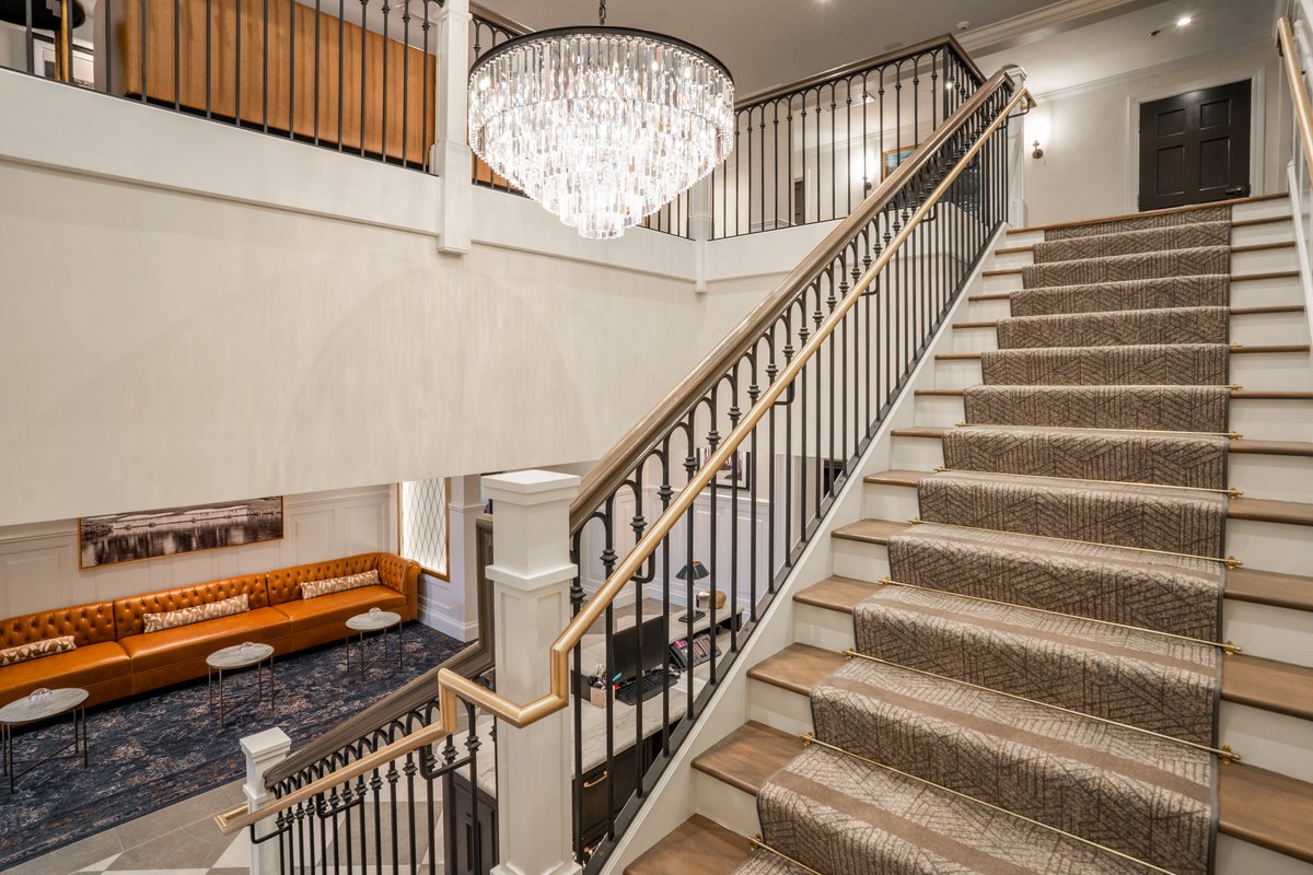 SummitDBTweets's tweet photo. Transformation complete ✨ Summit delivered a full transformation of Glen Oak Country Club’s clubhouse, overseeing the construction of renovated dining areas, kitchen, offices, new bars &amp; dining spaces, &amp; an updated lobby w/ grand staircase #SummitSites #ChicagoConstruction https://t.co/SltKFsuCDY