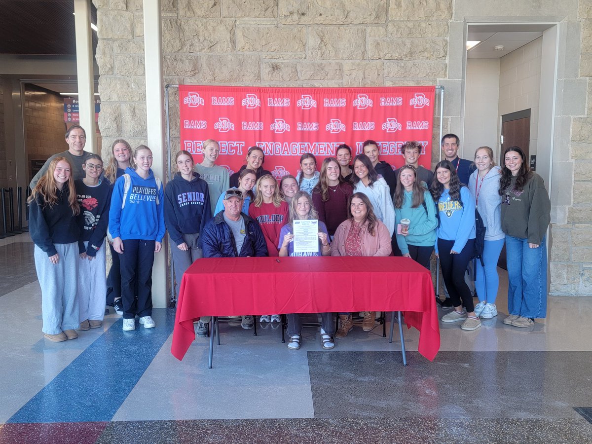 Halia Christensen signs today t9 continue her academic and tennis pursuits with the Loras Duhawks!  Halia is planning to study athletic training at Loras.  Way to go Halia!