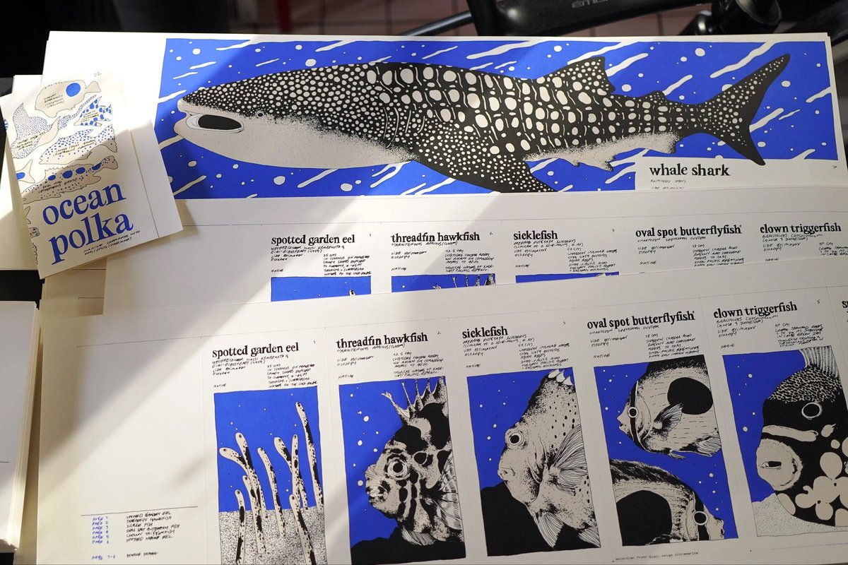 nneneiie's tweet image. ซีนเล่มล่าสุดเกี่ยวกับปลาลายจุด เป็นงานพิมพ์สกรีนปริ้นท์ ตั้งแต่ทำมา ชอบเล่มนี้ที่สุดเพราะสีหลังพิมพ์ได้ดั่งใจเหมือนที่เห็นในคอม 
ทุกอย่างเริ่มจากดูสารคดีเกี่ยวกับปลาไหลสวนลายจุด เลยอยากจะทำงานใหม่เกี่ยวกับสัตว์ทะเล

สามารถมาดูของจริงได้ในงาน BKKABF ศ/ส/อนี้ที่ BACC เข้าฟรีค่ะ