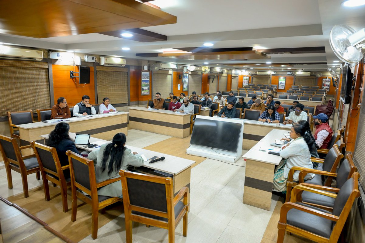 RourkelaMC's tweet image. An internal coordination meeting was convened under the chairmanship of RMC Commissioner to enhance collaboration among RDA, RMC, RSCL, and the Revenue Department for the effective implementation of city development projects.

#developmentprojects #meeting #projects #Rourkela