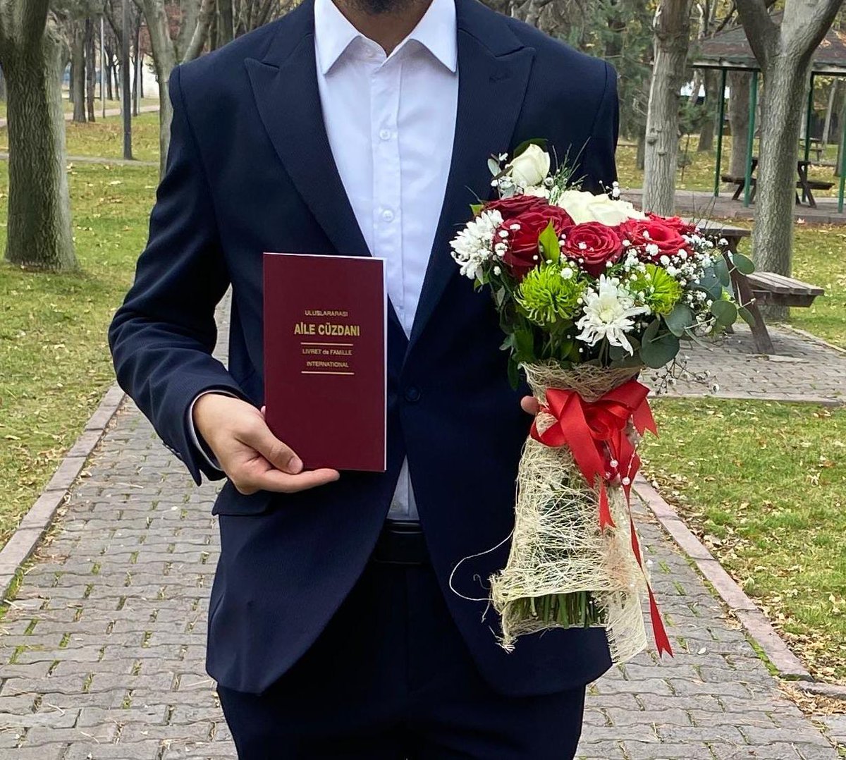 ömrümün yarısından fazlasını kendisini severek ve bekleyerek geçirdiğim hanımefendi ile "resmen" evlendik. elhamdulillah🤍