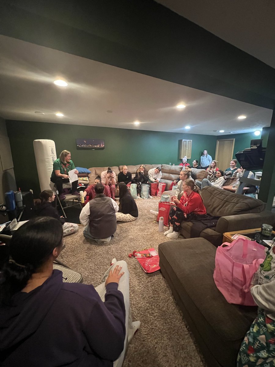The Bruins had their 2025 Christmas party! We have so many reasons to appreciate each other, and we are so thankful for all the love and support we have received! We celebrated with some good food, gifts, and games!! We hope everyone has a happy holiday season! Go Bruins!💛💜