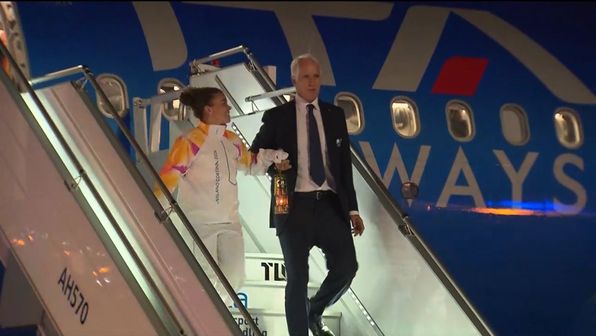 Jasmine #Paolini e #Malagò scendono dal volo da #Atene con la #fiammaolimpica di #MilanoCortina2026