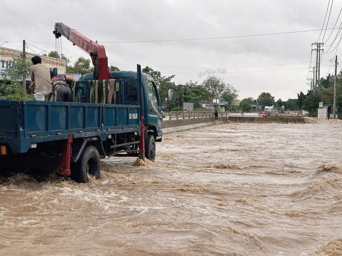 😢 Tâm Thư Kêu Gọi
Thật sự không biết phải nói làm sao nữa mọi người ơi.
Miền trung đau từng đoạn ruột.
Nay Bình Thuận nước lên đột ngột dâng cao lên nóc nhà nữa rồi....
Hình ảnh và video từ các anh/ chị ở ngoài đó gửi về, nhìn mà em không kìm được nước