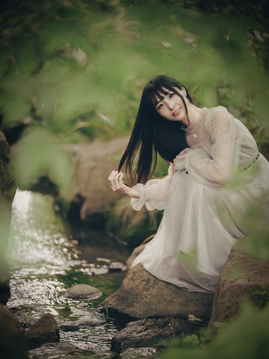 s_kanou's tweet photo. 『Whispers of the Water Path』 
昨年、いとさんとの初撮影で生まれた1枚を再現像しました。
静かな水辺でそっと風が触れたような、柔らかな瞬間です。

#水無月いと さん（@neruwanemutai）
#ポートレート #portrait #自然光ポートレート #森の中の撮影 #waterportrait #フィルムライク https://t.co/UB1s7tGULo