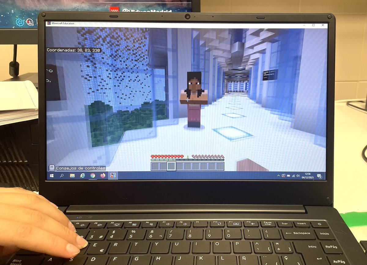ijoaquinrodrigo's tweet image. ¡Los alumnos de #2ESO trabajan este trimestre en la asignatura de #Informática en el #ProyectoTechmi! ¡Se trata de una colaboración con #MinecraftEducation organizada por la Real academia de ingeniería para fomentar las carreras STEM! #SerQuienQuieras #joaquinrodriguismo