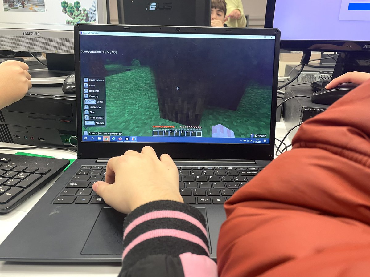 ijoaquinrodrigo's tweet image. ¡Los alumnos de #2ESO trabajan este trimestre en la asignatura de #Informática en el #ProyectoTechmi! ¡Se trata de una colaboración con #MinecraftEducation organizada por la Real academia de ingeniería para fomentar las carreras STEM! #SerQuienQuieras #joaquinrodriguismo