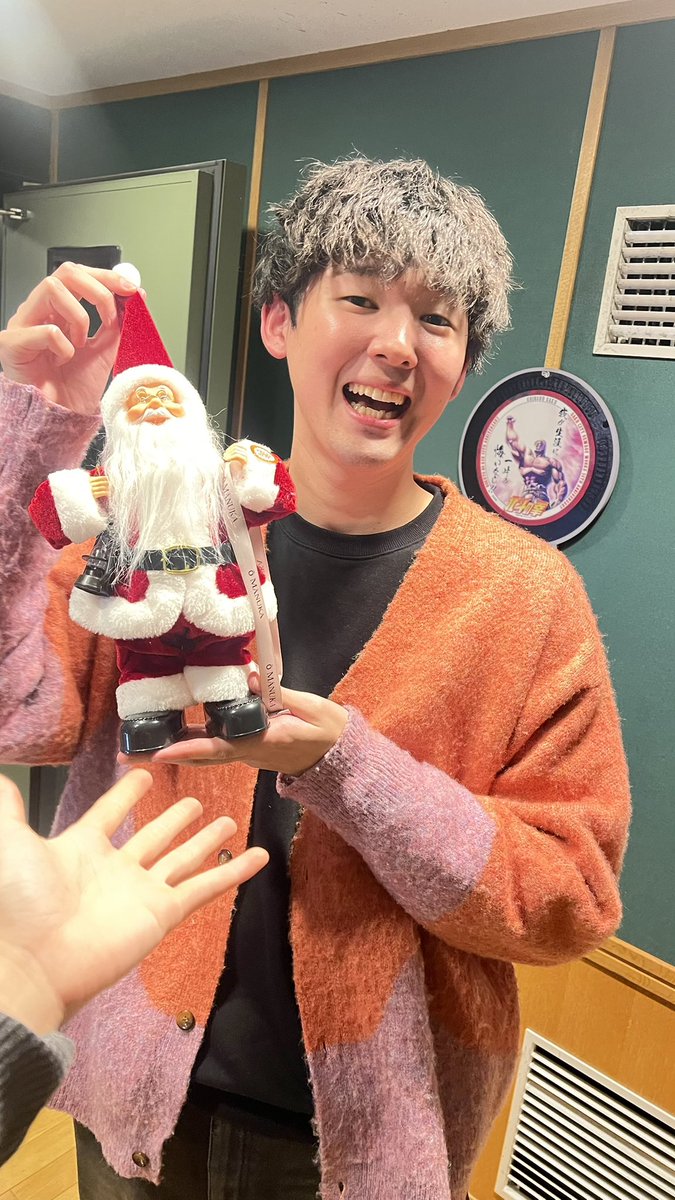 ハタノさんからサンタさん貰った！😸

明日の楽屋でも鳴らし、リハーサルでも流し、ホテルでも流し、家でも流し、クリスマステロをしかけます

<a href="/Hatano_dj/">ハタノユウスケ(FM802 DJ)</a> 

#RI802 #FM802