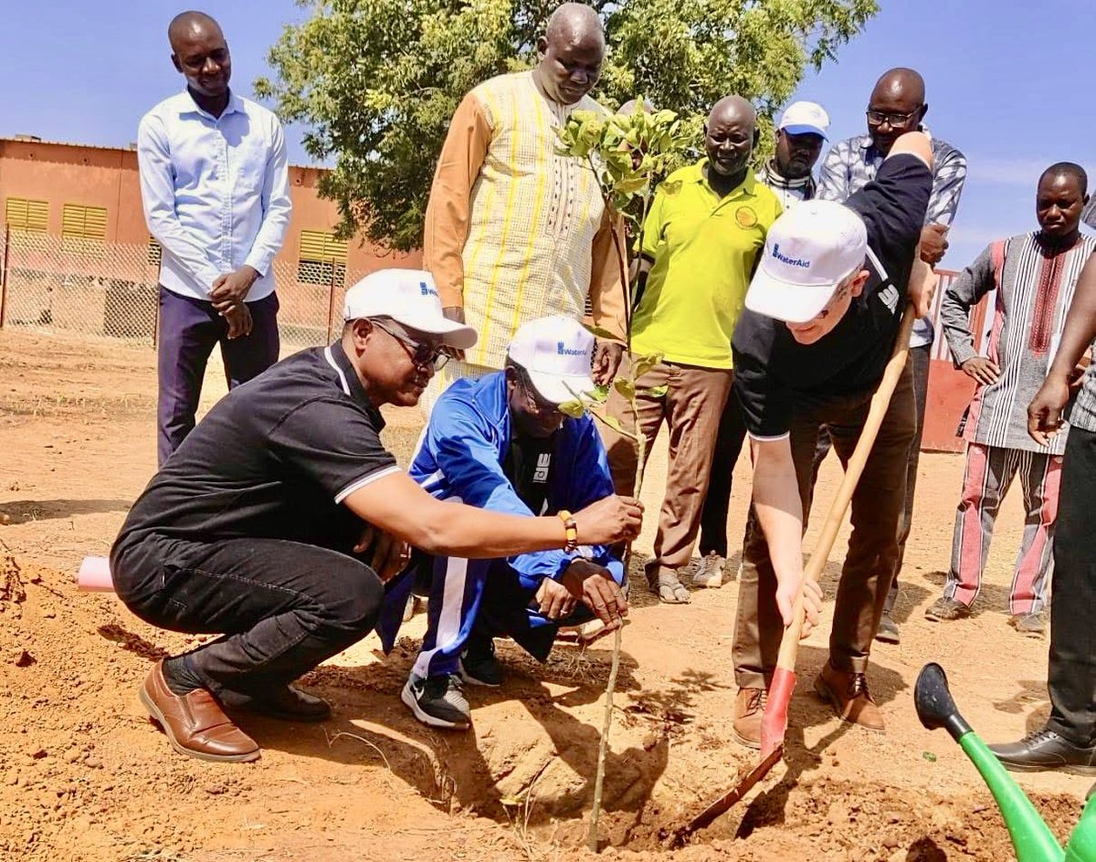 WaterAidWAfrica's tweet photo. 🌍💧 WaterAid CEO @WainwrightTim visited Burkina Faso 🇧🇫 with Regional Director Abdul‑Nashiru Mohammed to see new WASH facilities at Guiè B Primary School, built with AMUS & LDSC support.
#WaterAid #WASH4ALL #BurkinaFaso #Education https://t.co/1txPCteORi