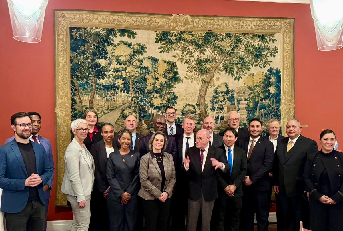 Un buen momento para la democracia parlamentaria: Amena reunión del grupo parlamentario Alemania 🇩🇪 - Centroamérica del #Bundestag (parlamento alemán) con l@s Embajador@s de los países de Centroamérica en Berlín.
<a href="/GregorGysi/">Gregor Gysi</a>  <a href="/embpanamadeu/">Embajada de Panamá en Alemania</a> <a href="/RDenAlemania/">Embajada de la República Dominicana en Alemania</a> <a href="/embagtalemania/">embaguatealemania</a>