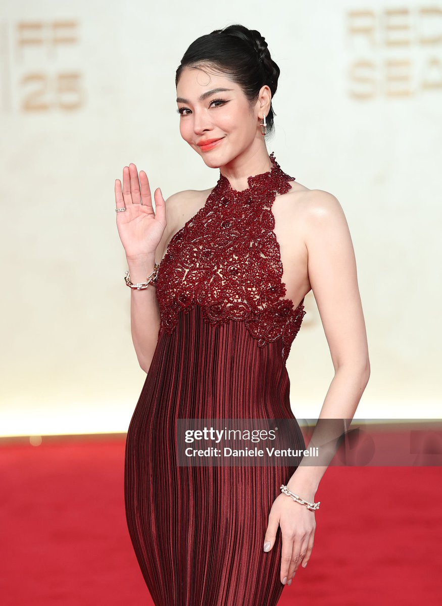 A WOMAN

GLOWING FAYE AT RED SEA FILM25
#RedSeaIFFxFaye
