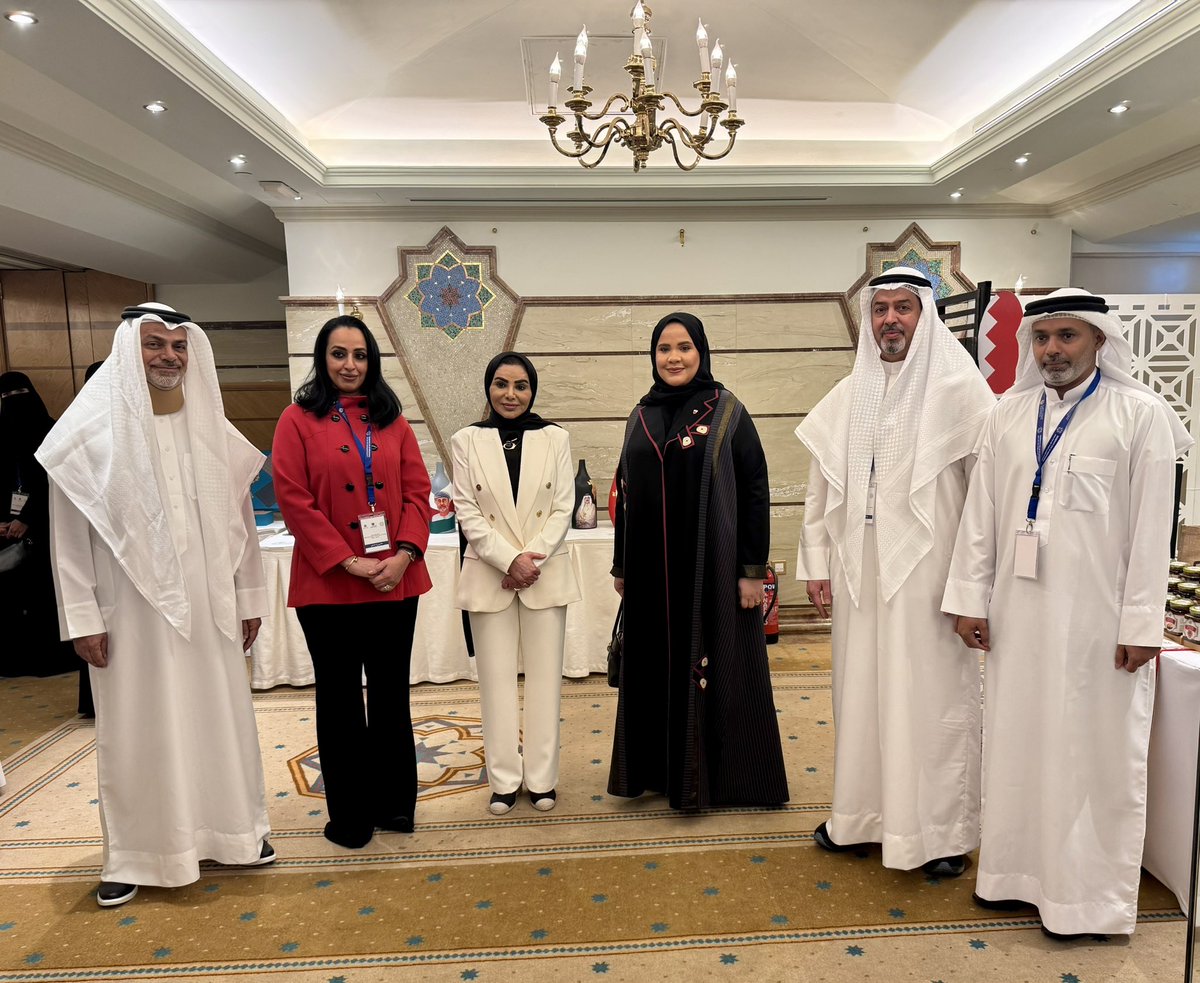 BahrainEmbKW's tweet image. حضرت السيدة ايمان علي البورشيد مستشار بسفارة مملكة البحرين لدى دولة الكويت الملتقى الخليجي الأول لبناء قدرات ومهارات أصحاب المشاريع المنزلية بتنظيم وزارة الشؤون الاجتماعية بالتعاون مع المكتب التنفيذي لمجلس وزارة العمل ومجلس وزراء الشؤون الاجتماعية واتحاد غرف دول مجلس التعاون.