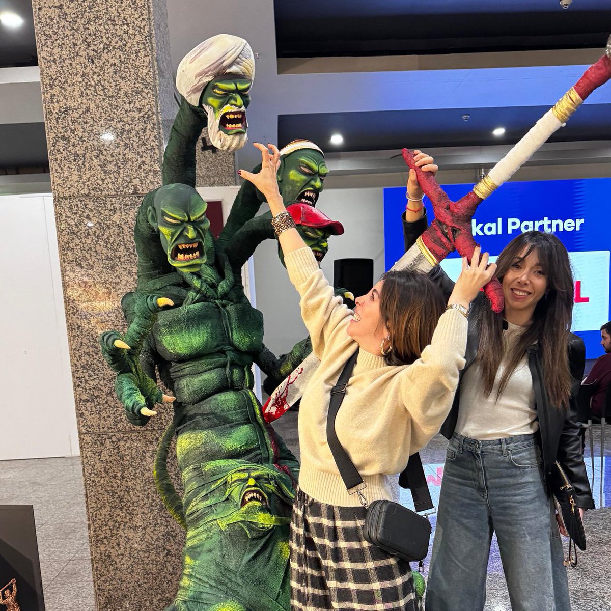 🔴 İstanbul Lütfü Kırdar Kongre Merkezi'nde düzenlenen sanat fuarında, sarıklı ve sakallı kişilerin de 'canavar' olarak gösterilip kılıçlandığı bir heykele yer verildi.

- Heykeli getiren şahıs, geçtiğimiz hafta sarıklı müslümanları idam sehpasında gösteren heykeller satan İYİ