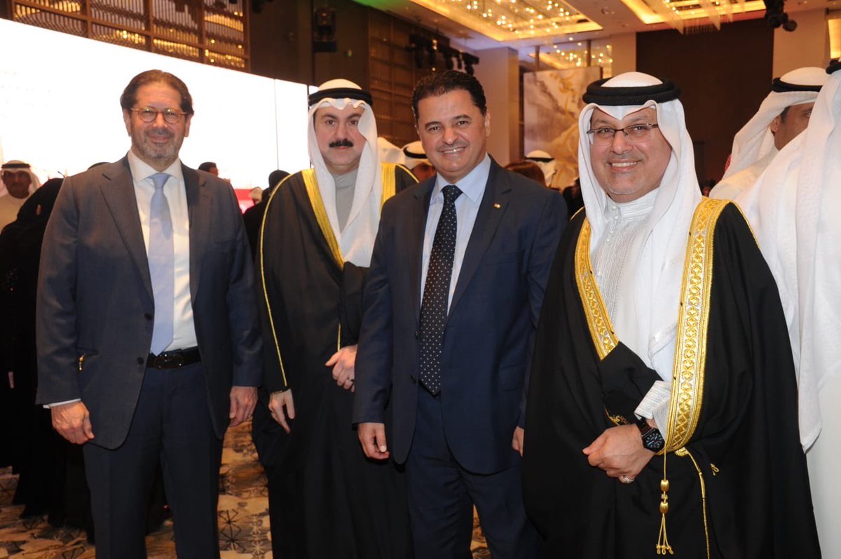 BahrainEmbKW's tweet image. حضر سعادة السفير صلاح علي المالكي، سفير مملكة البحرين لدى دولة الكويت، حفل الاستقبال الذي أقامه سعادة  الدكتور صالح الخروصي سفير سلطنة عمان الشقيقة في الكويت بمناسبة اليوم الوطني العماني وذلك بحضور سمو الشيخ أحمد عبدالله الأحمد الصباح  رئيس مجلس الوزراء بدولة الكويت.