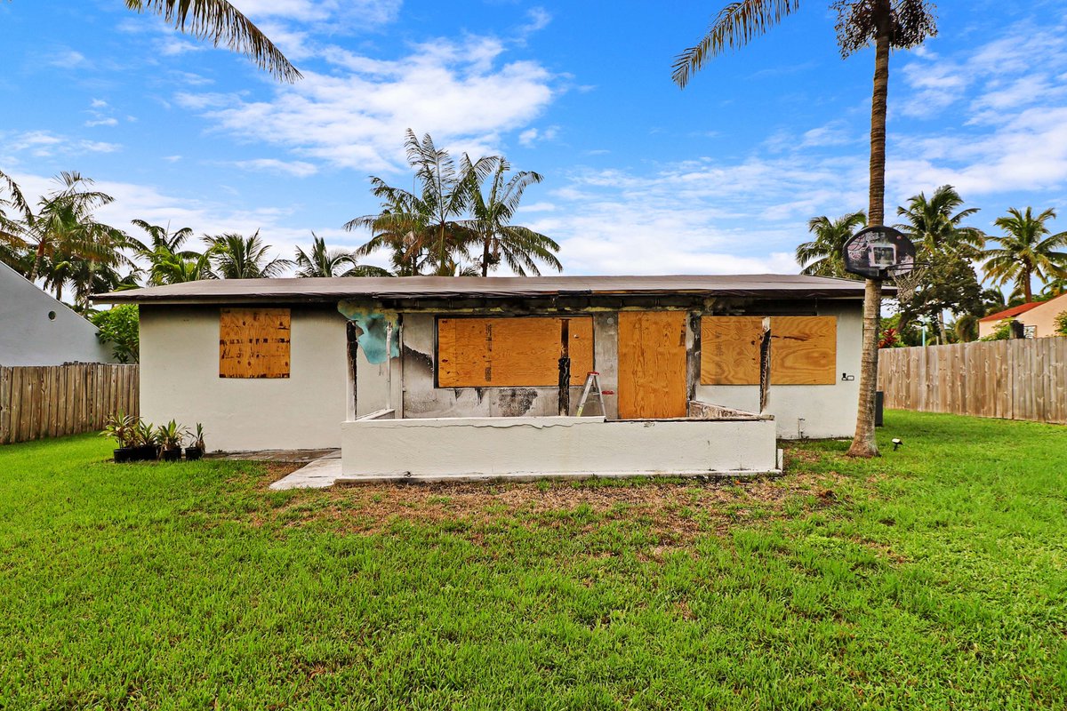 AccuTour's tweet photo. Unlocking Potential in Boynton Beach. 🔓✨

We don't just see what is; we see what could be.

Scroll ➡️ to see the incredible transformation we envisioned for 647 NE 9th Ave. This isn't just a rendering; it's a vision for a blank canvas—a modern oasis complete with a pool. https://t.co/wraj5YLpnK