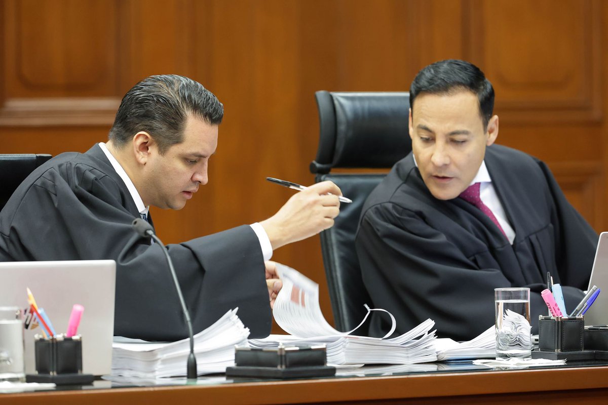 Pajaropolitico's tweet photo. 🔴 #Ahora | El ministro Arístides Rodrigo Guerrero García pidió posponer el debate del amparo en revisión 385/2025, en el que se estudiaría la figura del interés legítimo de asociaciones civiles, debido a que recibió solicitudes de audiencia por parte de Colegios y académicos.

📷: Cuartoscuro