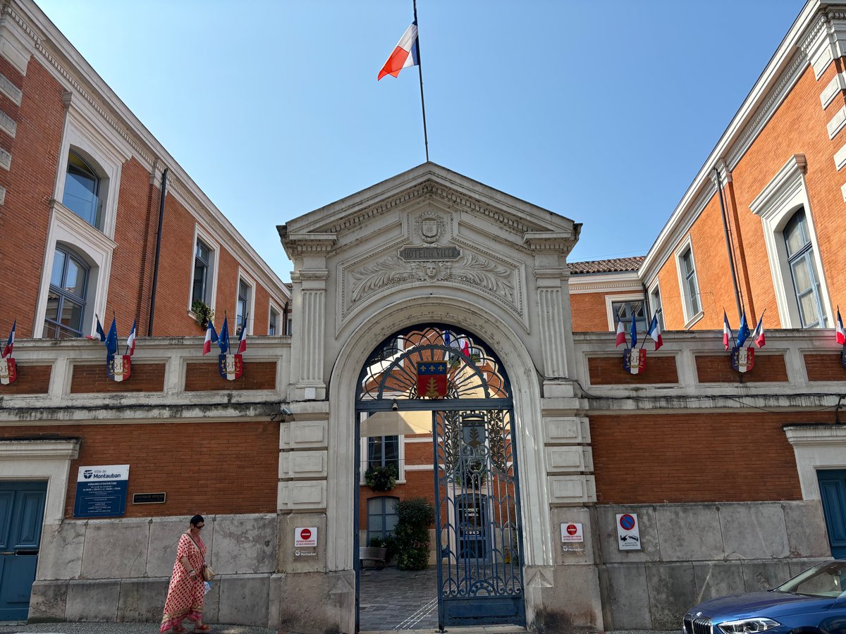 #TarnetGaronne : <a href="/thierrydeville2/">thierry deville</a> premier adjoint au maire de #Montauban et candidat désormais aux municipales sous l’étiquette <a href="/lesRepublicains/">les Républicains</a> n’a que peu goûté la décision de sa maire, Marie-Claude Berly, de lui retirer ses délégations le 1er décembre. Mais il se dit