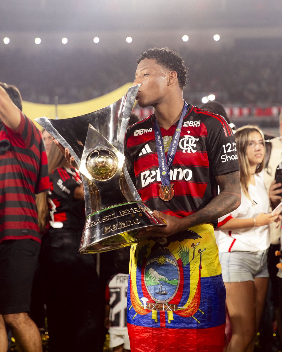 futebol_info's tweet photo. Polícia na porta e 200 mulheres: festa de Plata, do Flamengo, é marcada por tumulto.

Jogadores do Flamengo fizeram festas privadas nesta madrugada para comemorar o título brasileiro. Na confraternização de Plata, houve um pequeno tumulto na porta.

Além da intensa rotatividade de carros, várias mulheres foram barradas. Em meio à confusão, muitos convidados migraram para outra festa, na Barrinha.

Mais de 200 mulheres estavam presentes no evento, que só terminou nesta manhã.

Por volta das 4h da manhã, uma viatura da Polícia chegou ao local para tentar acabar com a festa. No entanto, os policiais conversaram com os organizadores e foram embora.

MC Poze marcou presença na confraternização, que tinha como regras "convidado não convida" e "celulares proibidos".

🗞 @jornalextra 
📸 Adriano Fontes/CRF