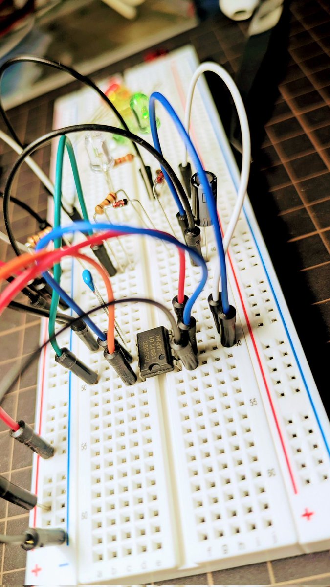 TetoraTechLab's tweet photo. IC555の動作確認できた！
データシートに載っていたダイオードを使ったDuty比50%の回路
これでイルミネーション作るぞ🎄
#電子工作 https://t.co/JvKVX9IeR6