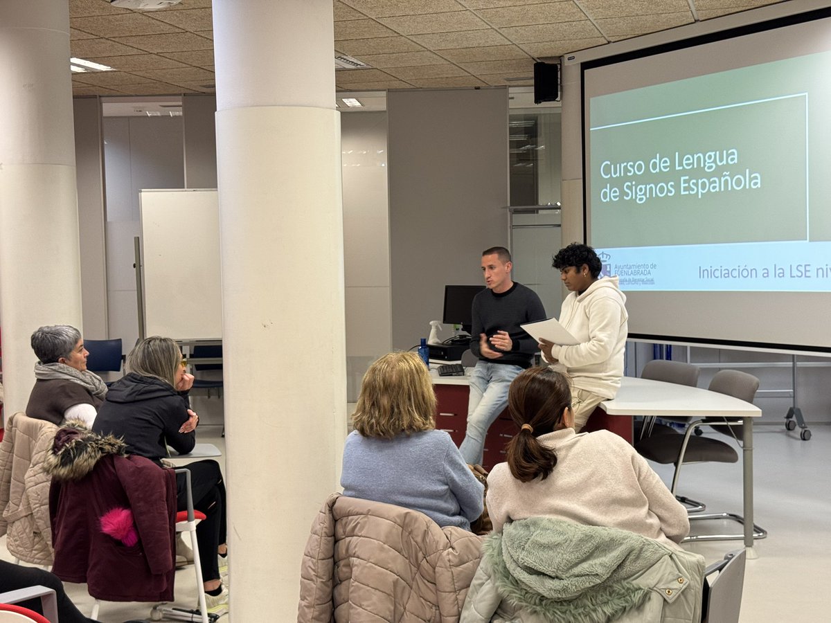 🎉 Hoy hemos finalizado el Taller de Iniciación a la Lengua de Signos Española (LSE). Ha sido un placer entregar los diplomas y felicitar a las personas participantes por su compromiso y ganas de aprender. 💬

Seguimos avanzando hacia una Fuenlabrada más inclusiva y accesible.