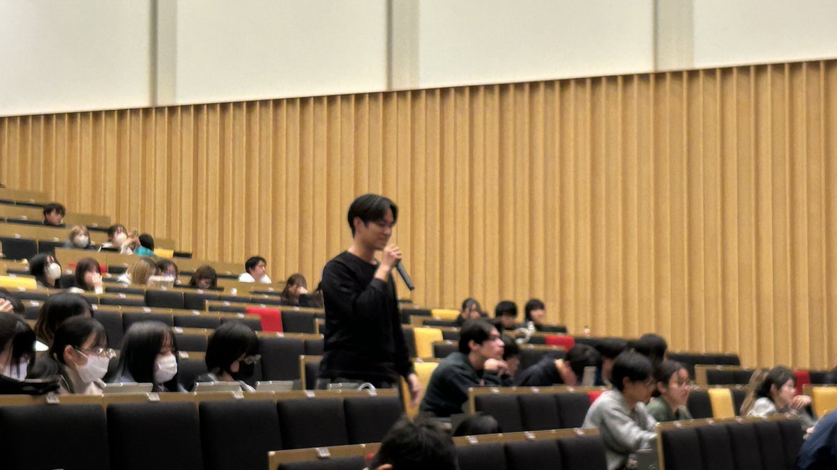 yana2811na's tweet photo. 川島範久さんの講演会で質問する自分です！
建築国際展示会で川島さんの作品をこの次の日にツアーするとの事で速攻で行きました！
3.4枚目はその次の日に見た坂茂と伊東豊雄の展示です https://t.co/VsgyUpyO5M