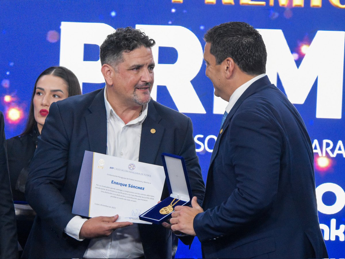 clubnacionalpy's tweet image. 📸 El Presidente del Club Nacional, Enrique Sánchez Ferreira, recibió una distinción por parte del Presidente de la APF, Lic. Robert Harrison, en reconocimiento a su destacada labor como miembro del Consejo Ejecutivo y del Departamento de Selecciones de la APF. 👏🇵🇾