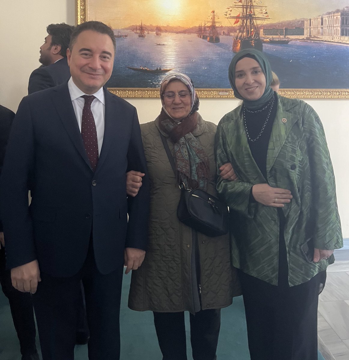 Bir suçun oluşması için kasıt gerekir!
Oğlum o gece kursiyer teğmendi.
15 Temmuz’dan habersizdi.
Hiçbir olaya karışmadı.
O gece kendi birliğinden evine dönmüştü.
12 gün aradan sonra,
Görev yaptığı birliğe çağrıldı, ardından ifadeye götürüldü ve tutuklandı.
Kasıt yok, suç yok…