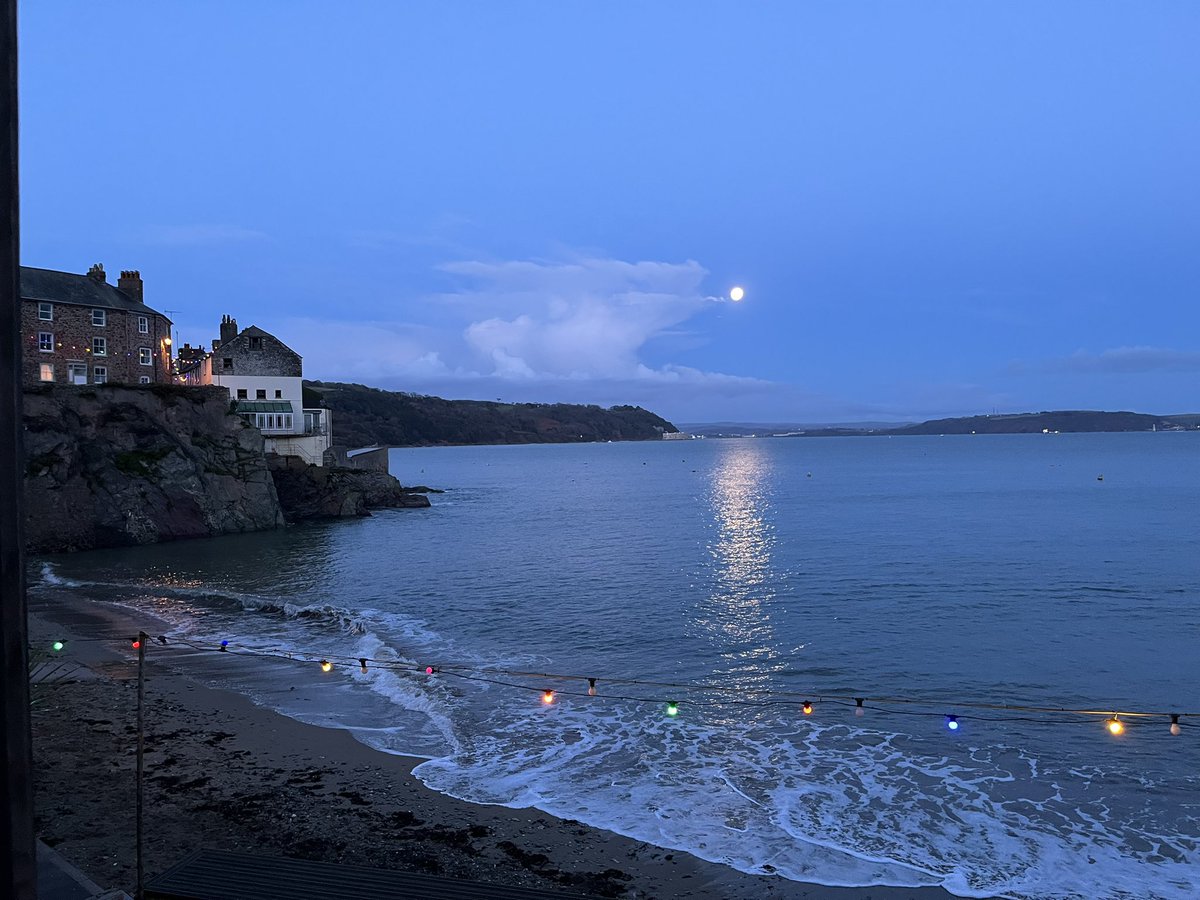SamNash13's tweet photo. #Coldmoon #Kingsand #Cawsand https://t.co/PpFafbTGnw