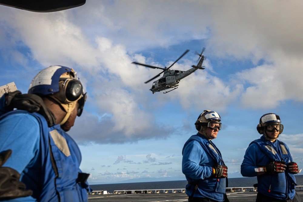 iimefmarines's tweet image. Marines and Sailors of the @22nd_MEU execute flight operations aboard USS Fort Lauderdale in the Caribbean Sea. With various aircraft, the ship delivers Marines and their equipment, ensuring @Southcom can respond rapidly to emerging threats. 
📸 @USMC Sgt. Nathan Mitchell