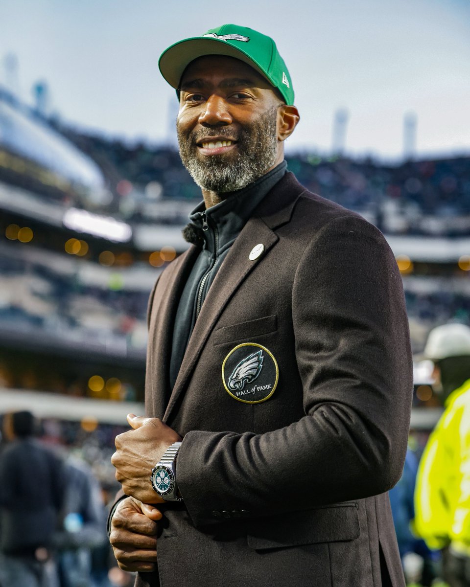Eagles's tweet photo. Fit for a Hall of Famer

@Breitling | #FlyEaglesFly https://t.co/7aIAo2rm7u
