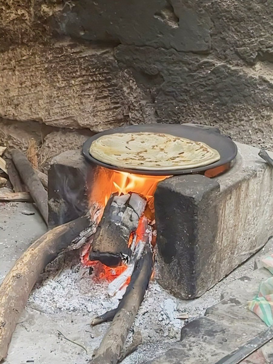 जो काम तुम्हें रोटी देता है उस पर कभी शर्म मत करो! 
मेहनत से कमाया हर टुकड़ा इज्जत से बड़ा होता है!!
शुभ रात्रि मित्रों 🙏