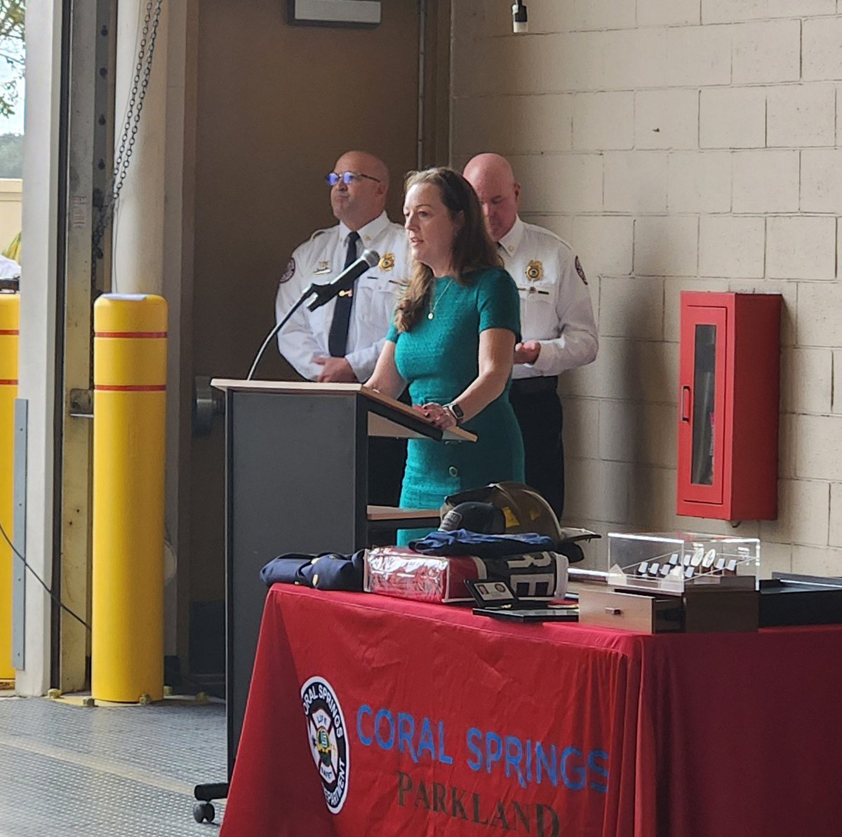 Congratulations to Chief Moser on his retirement from the Coral Springs Fire Department after an incredible 25-year career. His dedication to the Coral Springs community made a lasting impact. Wishing him the best as he begins his next chapter with the Hollywood Fire Department!