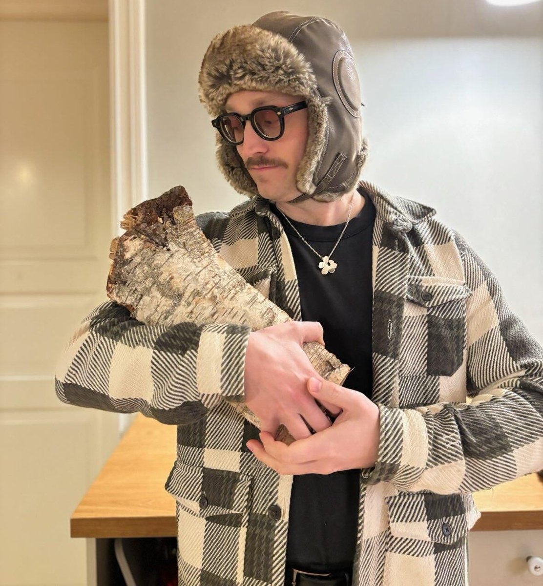 prinxesschia's tweet photo. Why is he so maternal towards his log https://t.co/Oair1HCsr4
