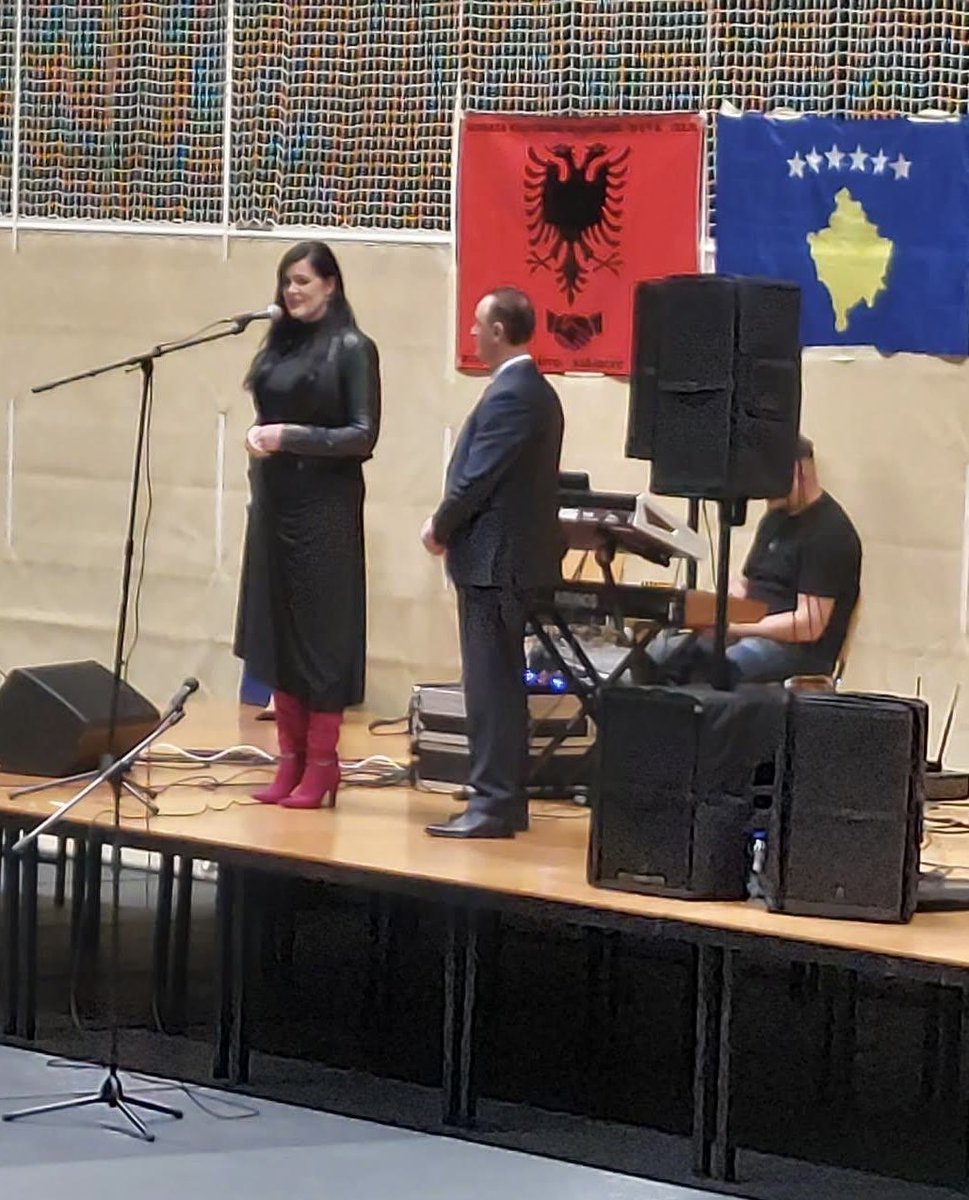 Naša lokalna poslanka DZ RS, med sobotnim nagovarjanjem svoje volilne baze v Laškem 🇸🇮. Volite Svobodo, volite Slovenijo.. 🇦🇱🦅🤡