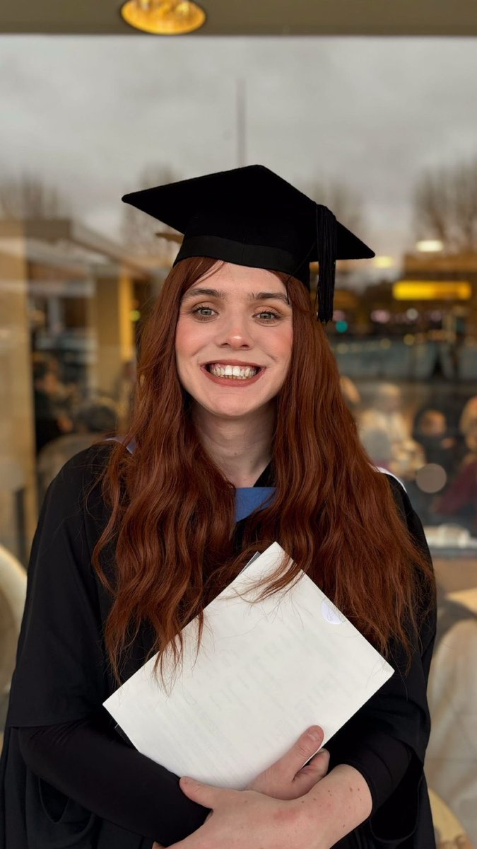 strazzuu's tweet photo. Chat I just graduated my masters today :3 https://t.co/2MV159DBWE